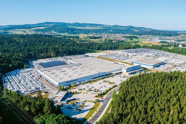 Blick auf den Firmensitz in Novo Mesto. Alle Adria-Produkte werden an Standorten in Slowenien hergestellt, wo über 2.000 Mitarbeiter beschäftigt sind. 