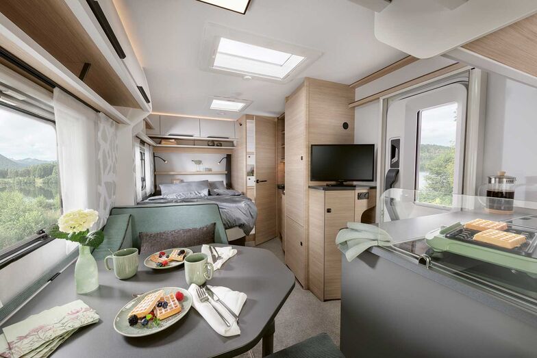 Blick von der kleinen Dinette für zwei zum Doppelbett im Heck.