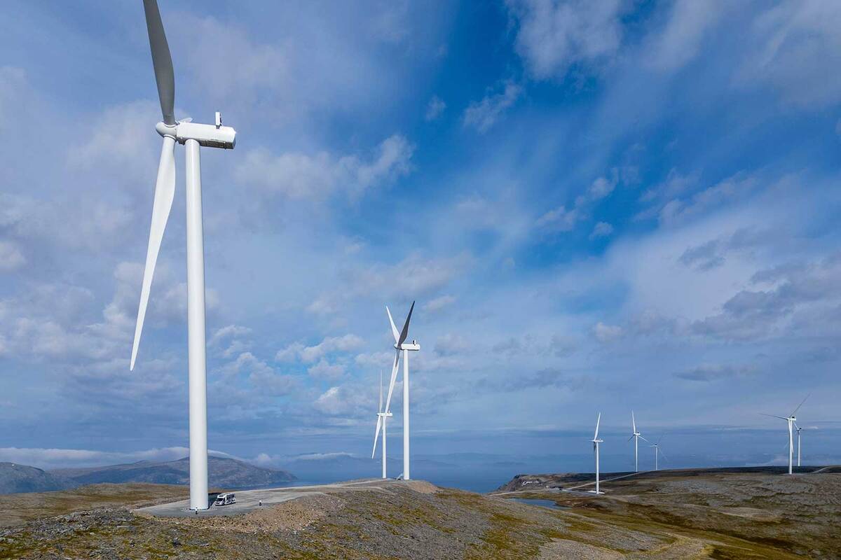Ziemlich klein wirkt das Wohnmobil neben dem Windrad des Windparkes Havøysund oberhalb des kleinen Fischerdörfchens Havøysund am Ende der Nationalen Touristenstrasse 889.