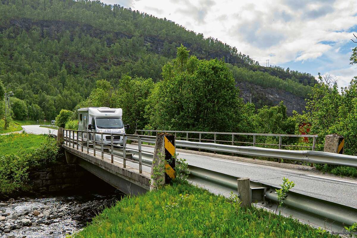 Quasi die Hohle Gasse in Norwegen: die unscheinbare Brücke Storelvan silta muss jeder überqueren, der in Norwegen von Süden nach Norden oder umgekehrt will.