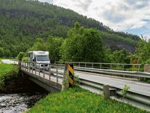 Quasi die Hohle Gasse in Norwegen: die unscheinbare Brücke Storelvan silta muss jeder überqueren, der in Norwegen von Süden nach Norden oder umgekehrt will.