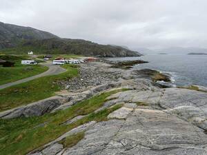 Grense Jakobselv (deutsch: Grenze Jakobsfluss) liegt an der Mündung des Flusses Jakobselva in die Barentssee an der Grenze zu Russland. An festen Gebäuden sind neben der König-Oskar-II.-Kapelle nur noch wenige Häuser erhalten, darunter das ehemalige Pfarrhaus.