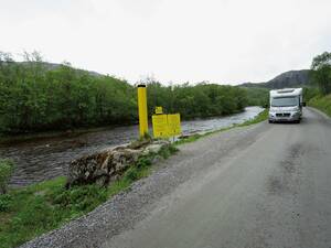 Gelbe Pfosten auf der norwegischen und rot-grüne Pfosten auf der russischen Seite machen die Grenze sichtbar.