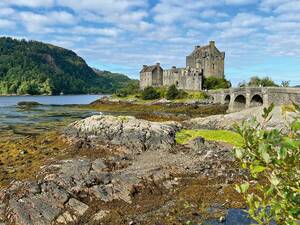 Das Eilean Donan Castle im Westen Schottlands diente als Kulisse für mehrere Kinofilme, darunter Highlander und James Bond: Die Welt ist nicht genug.