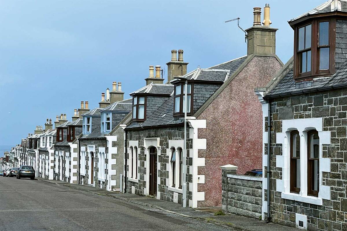 Sur Admiralty Street à Portknockie : des maisons mitoyennes symétriques aux encadrements de fenêtres blancs très marqués.