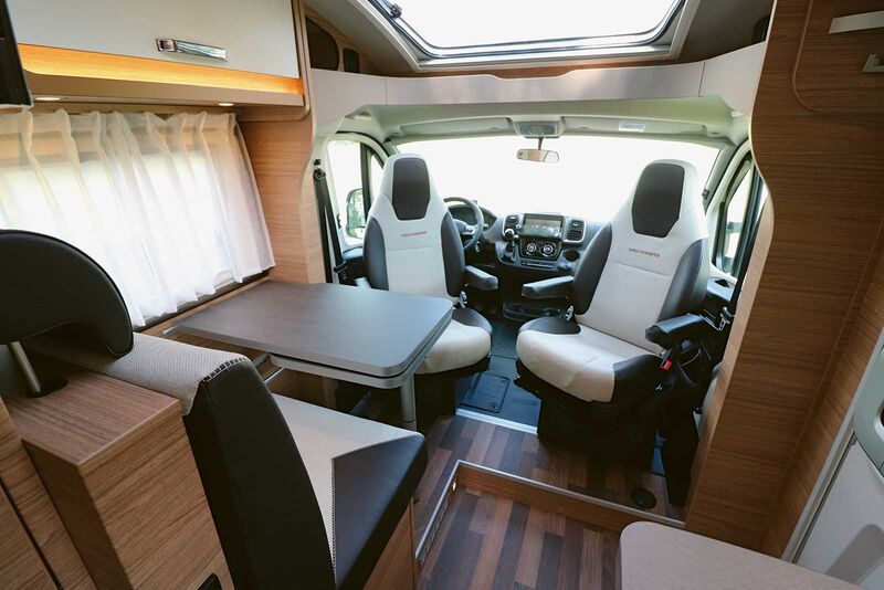 L’espace salon avec tissu exclusif Active Line associé à du similicuir et à des coutures décoratives spéciales plaît d’emblée.