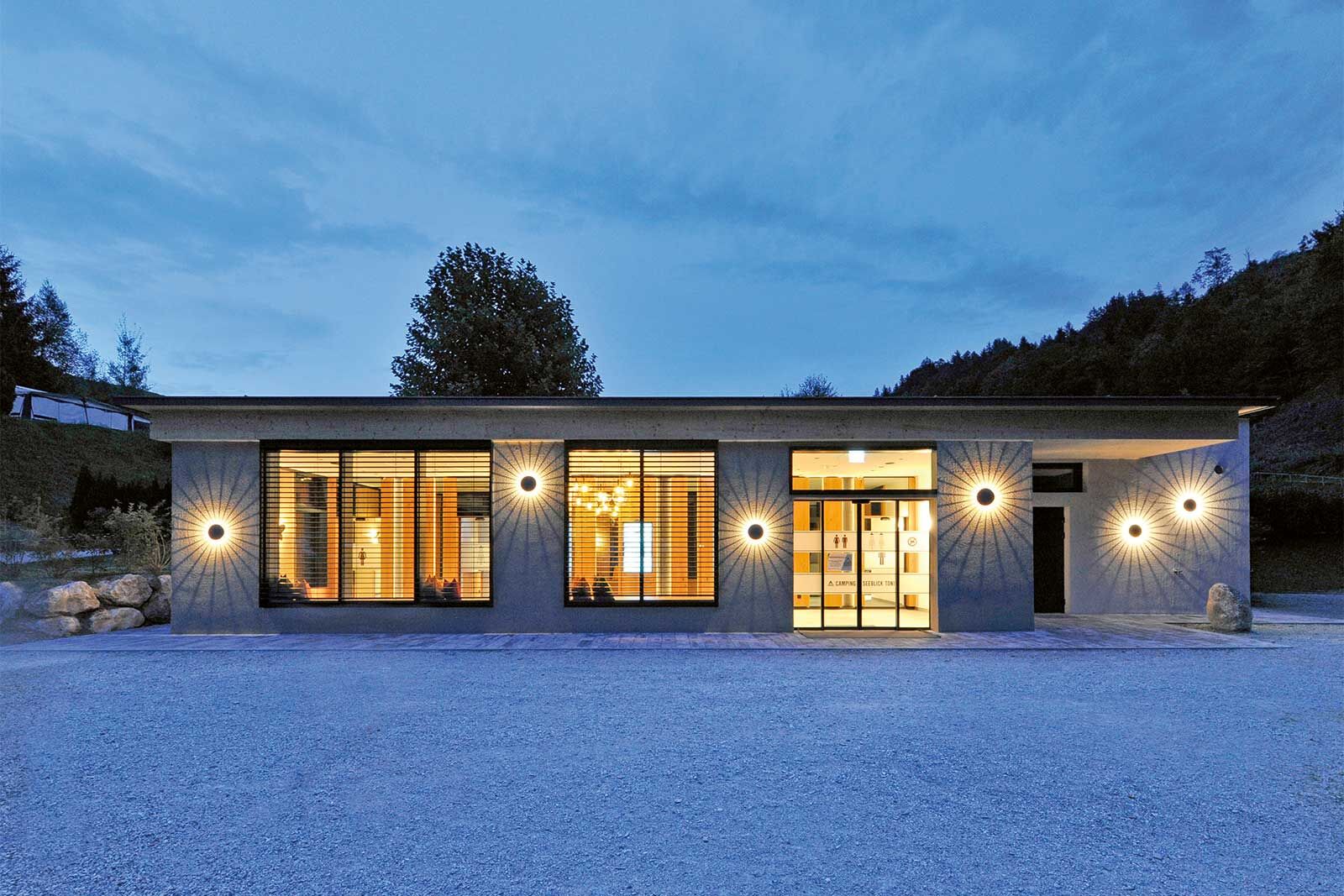 Das Sanitärgebäude auf dem Campingplatz Seeblick Toni wurde Ende des Jahres 2025 neu eröffnet.