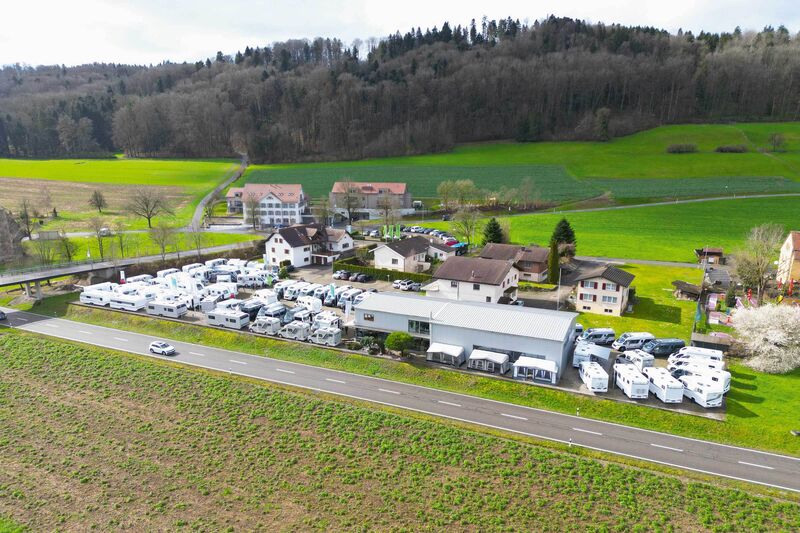 Qu'il s'agisse d'un véhicule neuf, d'une occasion ou d'une réparation : À Waltenschwil, il y a de la place pour un vaste service de camping-cars et de caravanes.