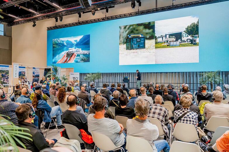 Campingplätze, Tourismus-Destinationen und tourismusnahe Organisationen sowie die Vortragsbühne sind im Cube zu finden.