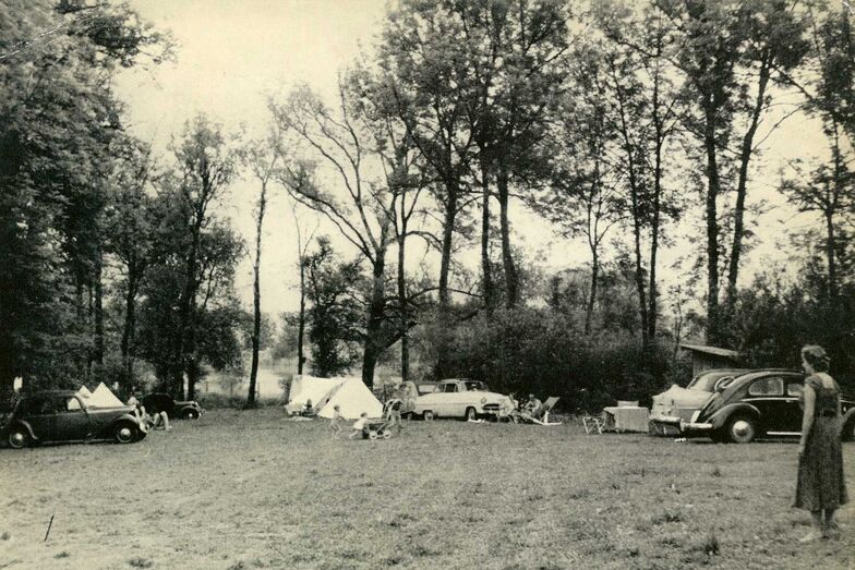 Une vue du camping Bönigen au bord du lac de Brienz et un instantané du camping TCS Sempach dans les années 50.