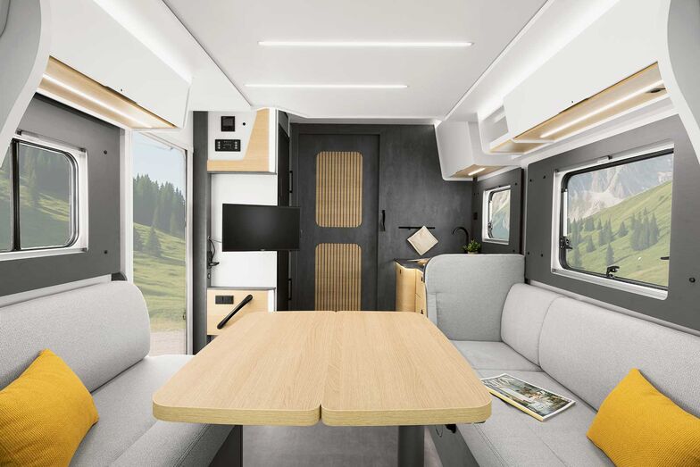 Der teilintegrierte Ahorn Camp T 680 verbindet Fahrkomfort mit einem klar strukturierten Wohnraumkonzept.