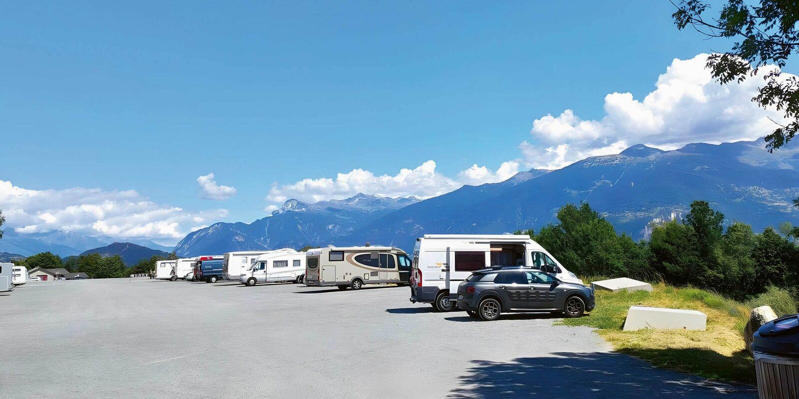 Au pays du camping-car est un’initiative de camping-caristes suisses qui se sont organisés en fédération, dans le but de créer des infrastructures plus nombreuses et de meilleure qualité en Suisse. Il s'agit pour la création de nouveaux emplacements, une augmentation du nombre de stations de service pour camping-car et une levée des interdictions de stationner la nuit.