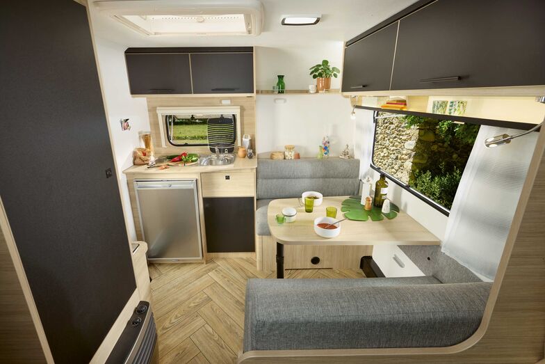 Seitensitzgruppe und Küche befinden sich im Heck des Caravelair Sport Line 410.