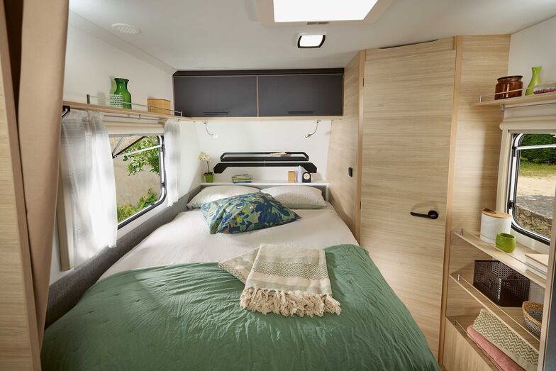 Der Sport Line 410 bietet den beliebten Grundriss mit französischem Bett und Sanitärraum im Bug.