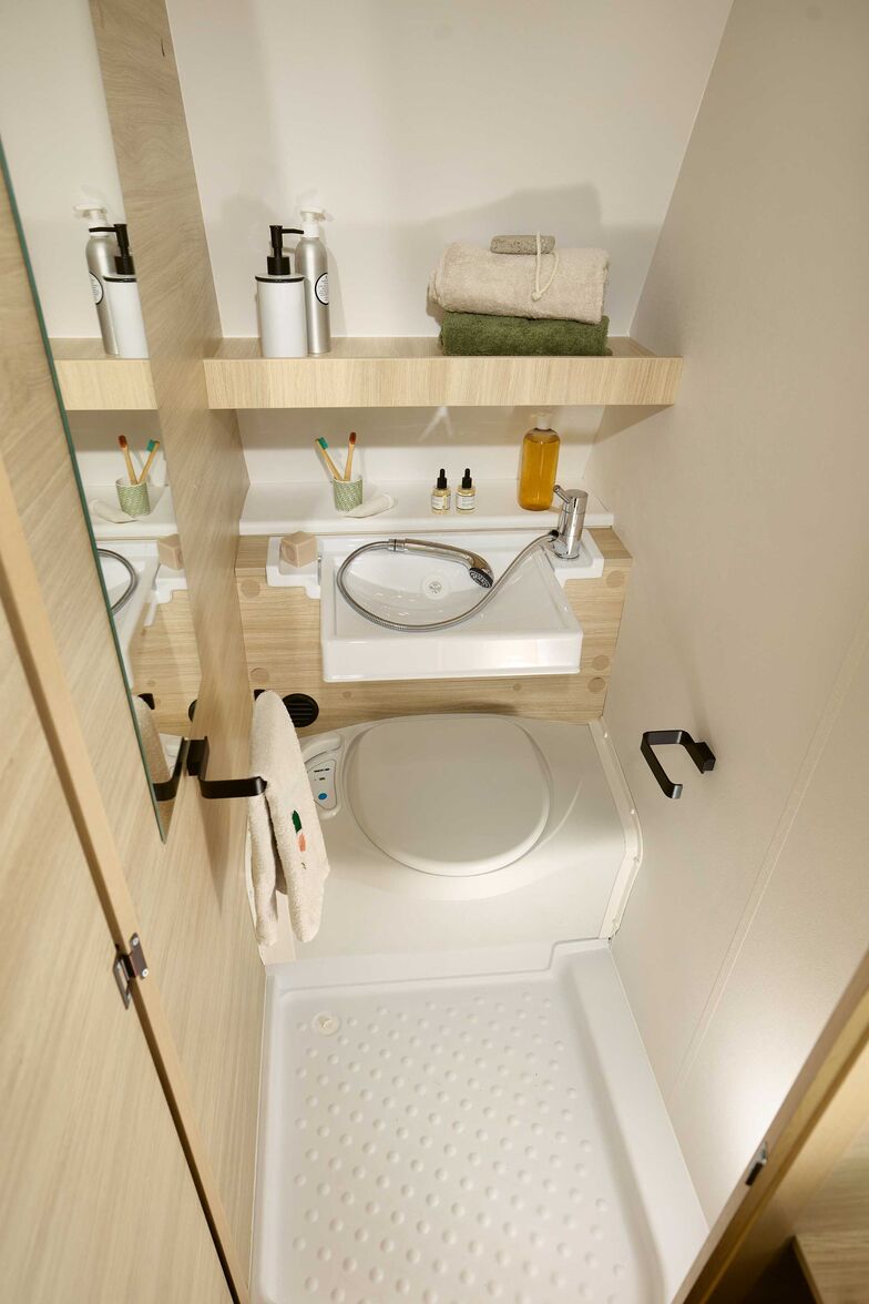 Der Sport Line 410 verfügt über eine komplette Ausrüstung mit Kassetten-WC, Klappwaschbecken und Duschbereich.