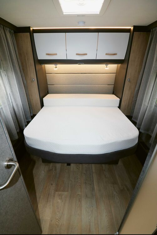 La chambre de la caravane Beduin Scandinavia 550 RD séduit par son grand lit queen variable doté d’un matelas 7 zones confortable en tissu thermorégulateur.