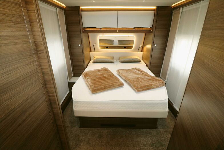 Geräumiges Schlafzimmer im Bug mit komfortablem und ausreichend grossem Queensbett, viel Stauraum sowie vielseitig einsetzbaren Beleuchtungselementen.