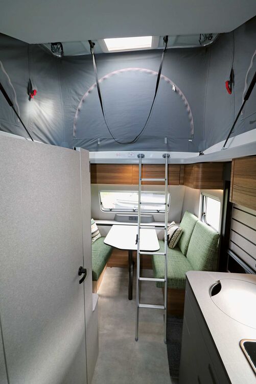 Bei geöffnetem Aufstelldach und hochgeklappter Liegefläche ergibt sich eine enorme Stehhöhe im vorderen Bereich.