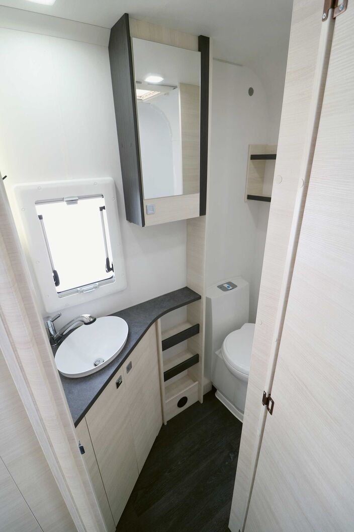 Der gut zugängliche Sanitärraum bietet genug Bewegungsfreiheit und Staumöglichkeiten sowie eine komplett eingerichtete Dusche mit hinterleuchteter Duschsäule und pflegeleichter Auskleidung.