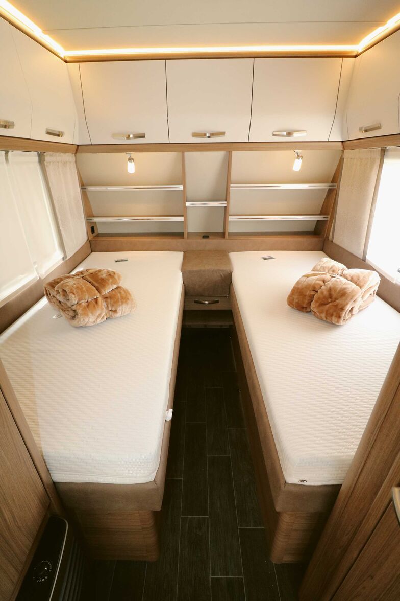 Für diese Fahrzeuggrösse klasse gemachtes Schlafzimmer mit grossen Betten und äusserst komfortablen Matratzen auf den flexiblen Tellerfedern.