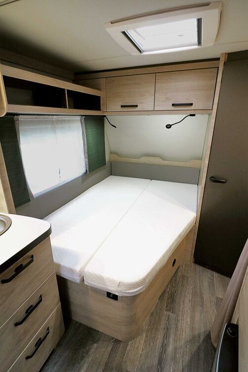 Das längsgestellte Doppelbett im Bug ist mit komfortablen Evopore-Matratzen auf Holzlattenrost bestückt.