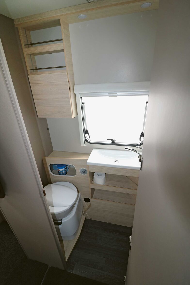 Das Bad auf kleiner Grundfläche glänzt mit funktioneller Einteilung und stufenlosem Zutritt.