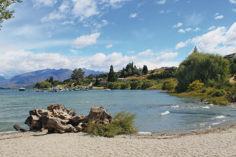 Die Campingplätze in den National Parks (hier am Mount Cook) sind immer sehr rustikal, dafür aber wunderschön gelegen. Das idyllische Wanaka liegt am gleichnamigen See, in weiter Natur eingebettet.