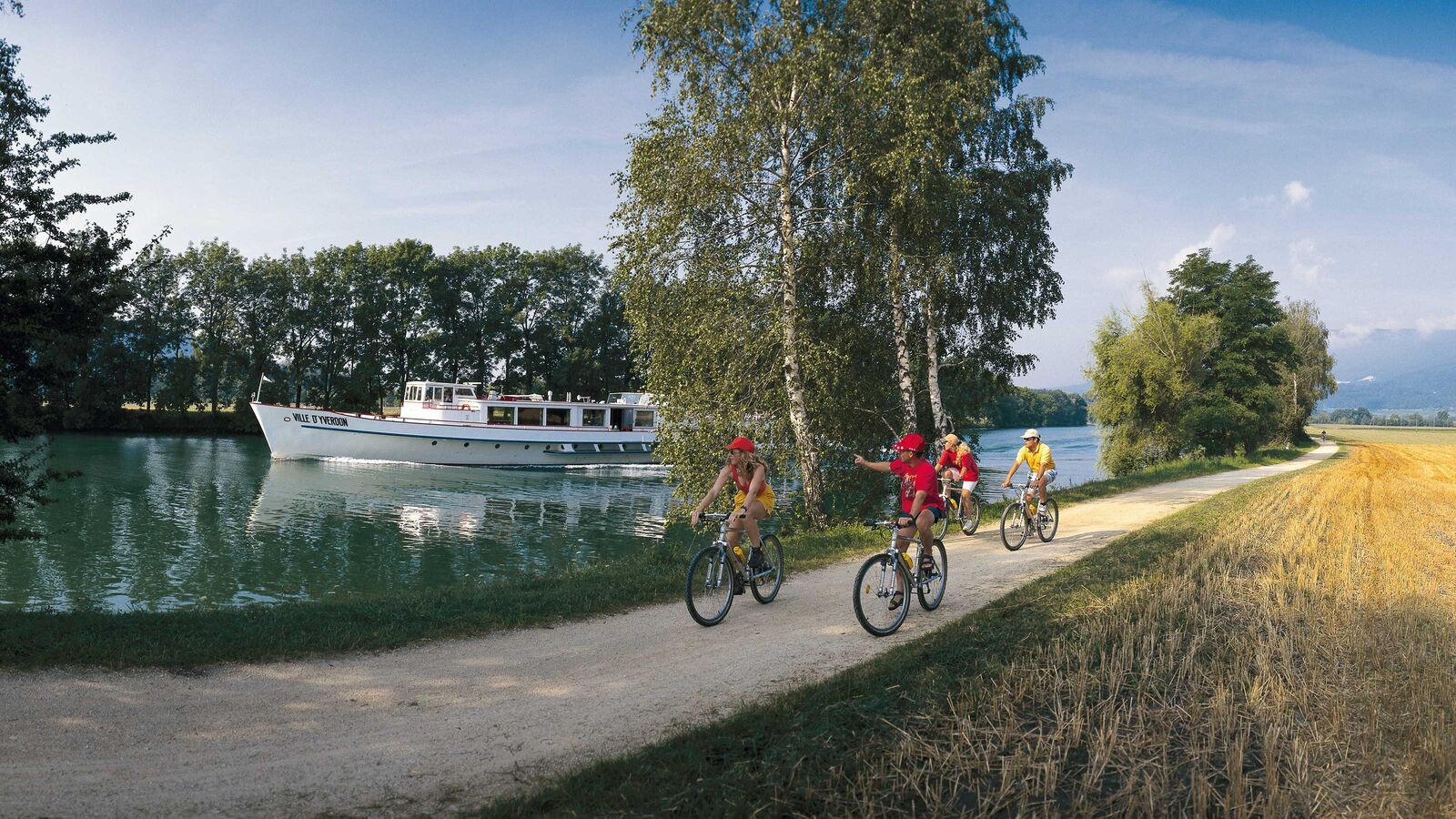 La connexion entre les trois lacs permet d’effectuer une multitude d’excursions en bateau.