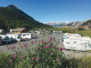 Der Stellplatz von Montgenèvre liegt idyllisch am Dorfrand und bietet für Hunderte von Fahrzeugen Platz.