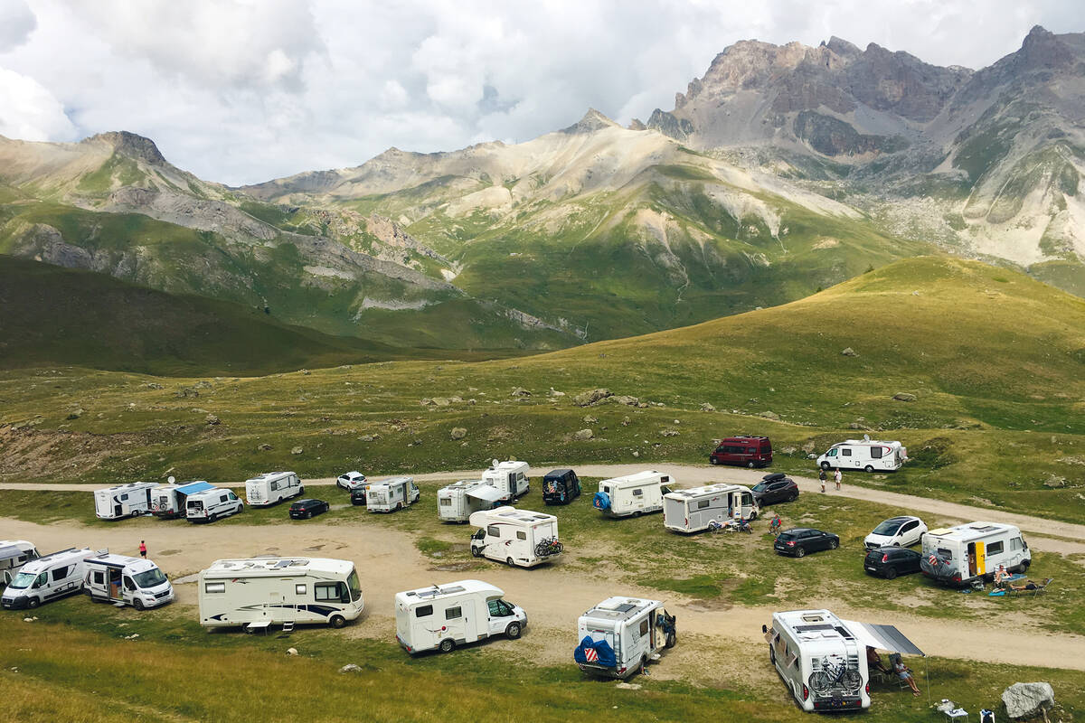 Der grosse Kiesplatz auf dem Col du Lautaret lädt viele Wohnmobilisten zum Bleiben ein.