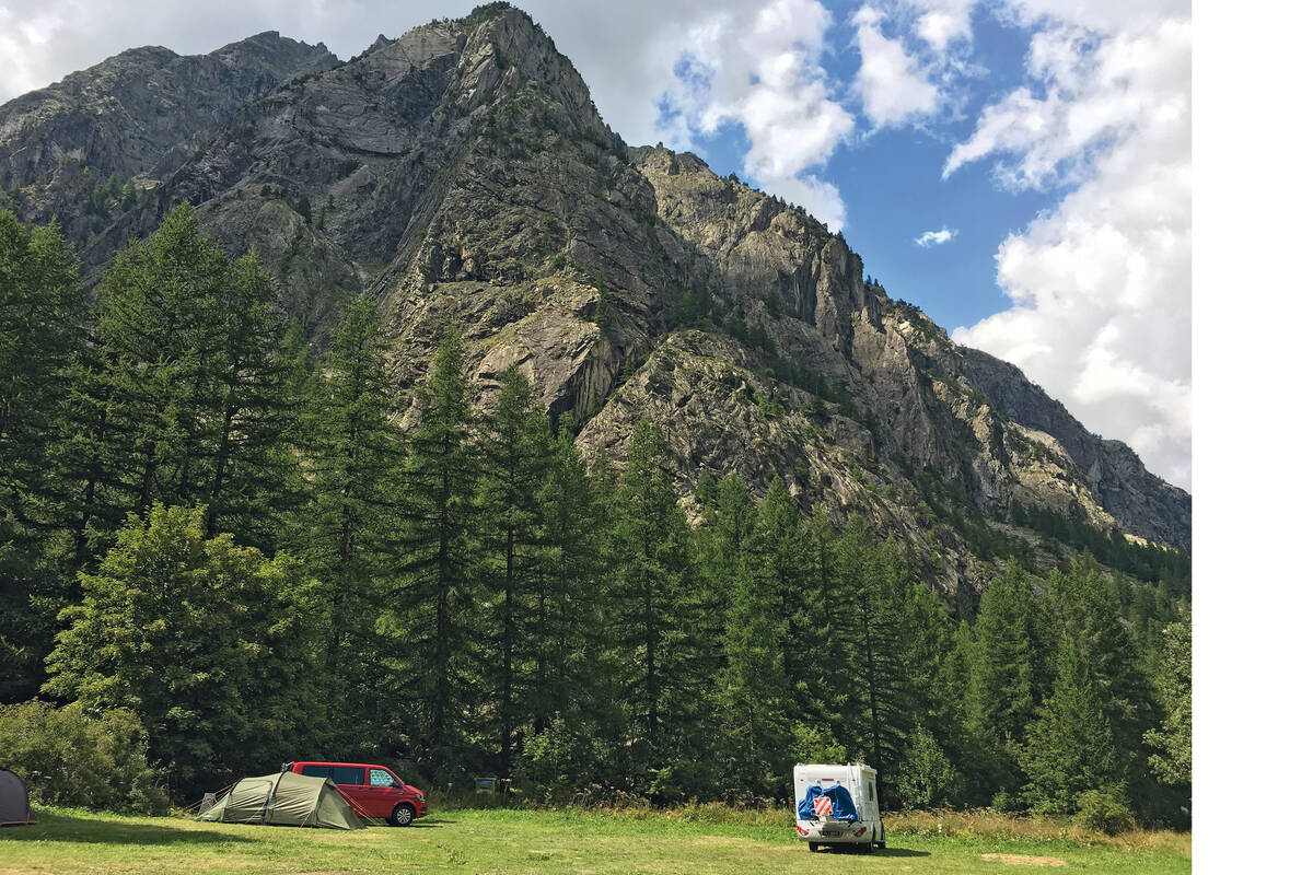 Au camping d’Ailefroide, on est entouré de torrents de montagne, crêtes rocheuses et massifs avec glaciers.