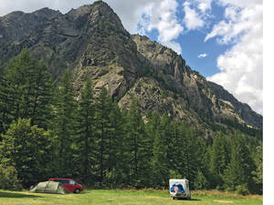 Au camping d’Ailefroide, on est entouré de torrents de montagne, crêtes rocheuses et massifs avec glaciers.