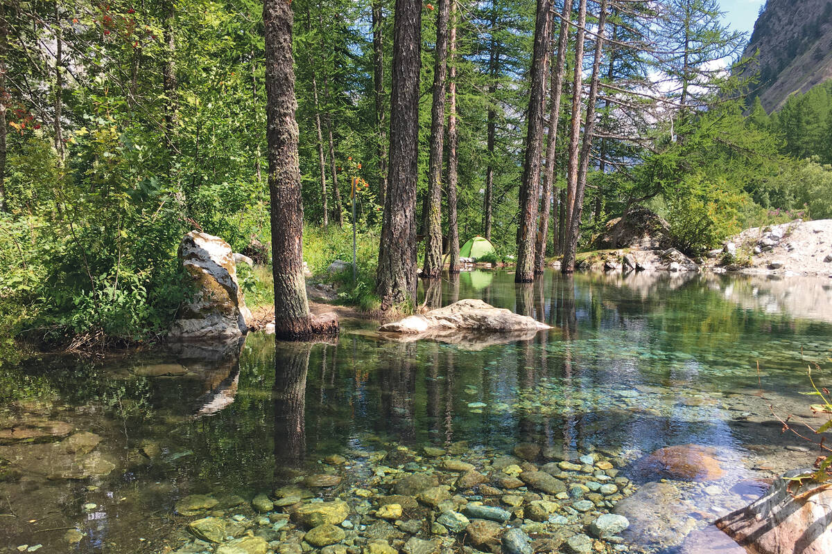 Souvent, les campings sont en pleine nature et offrent de magnifiques emplacements pour passer la nuit.