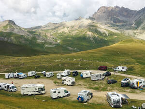 La grande aire en gravier du col du Lautaret invite les camping-caristes à s’y attarder en nombre.