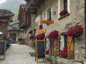 l vaut la peine de faire halte dans le village de Bonneval-sur-Arc pour flâner dans les rues pavées et les venelles bordées de maisons de pierre.