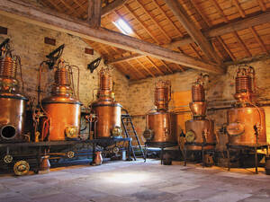 Les ustensiles de distillation historiques de l’Écomusée de la Cerise à Fougerolles sont impressionnants. Photo : Office de Tourisme de Luxeuil-les-Bains.