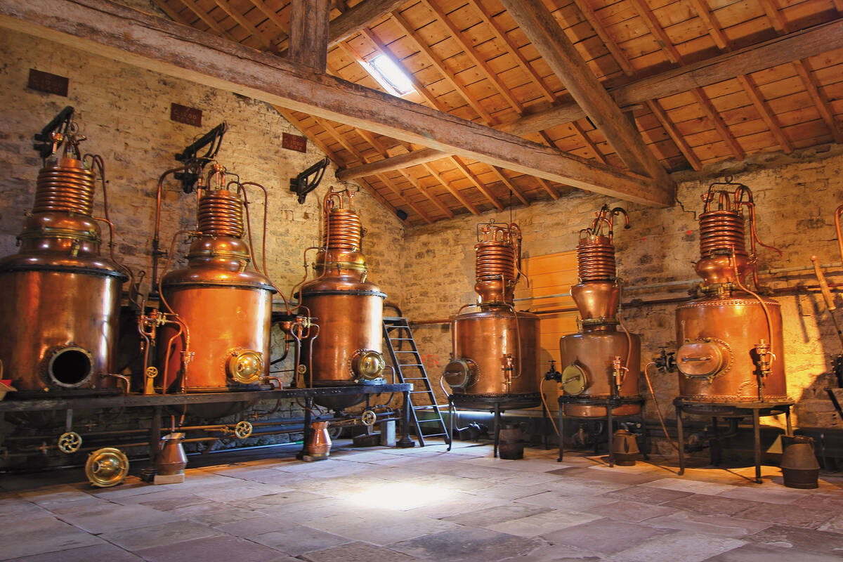 Les ustensiles de distillation historiques de l’Écomusée de la Cerise à Fougerolles sont impressionnants. Photo : Office de Tourisme de Luxeuil-les-Bains.