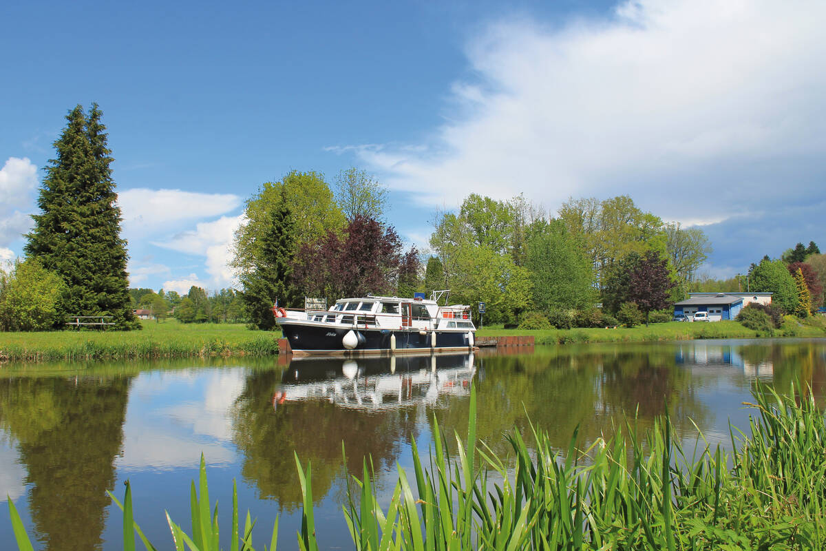 Joli paysage au canal de l’Est. Photo : Office de Tourisme de Luxeuil-les-Bains.