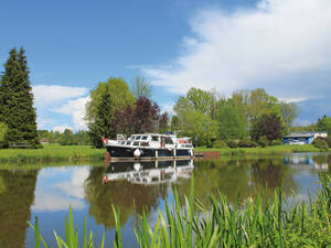 Joli paysage au canal de l’Est. Photo : Office de Tourisme de Luxeuil-les-Bains.