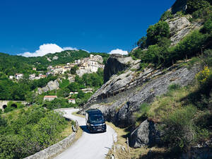 La route de montagne sinueuse menant de Castelmezzano à Pietramezzano est un formidable cinéma drive-in.