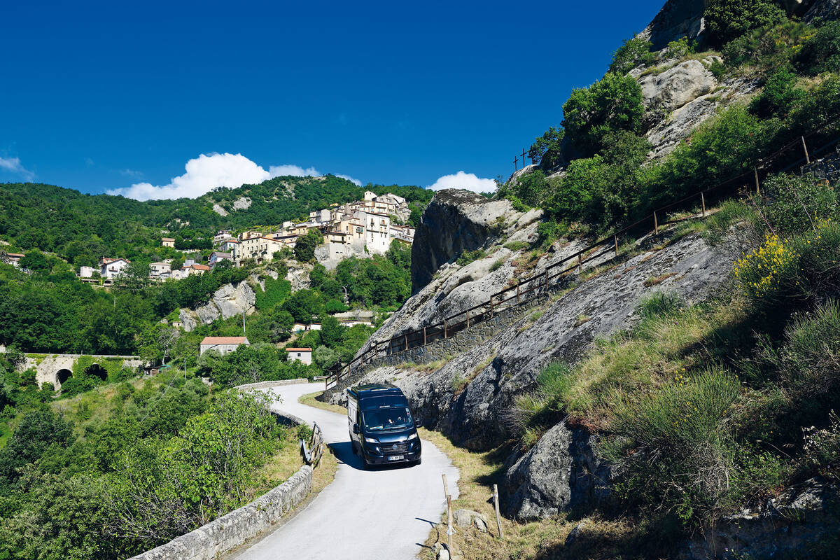 La route de montagne sinueuse menant de Castelmezzano à Pietramezzano est un formidable cinéma drive-in.