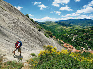 On ne peut grimper sur les rochers abrupts dominant Castelmezzano qu’à l’aide d’un câble en acier.