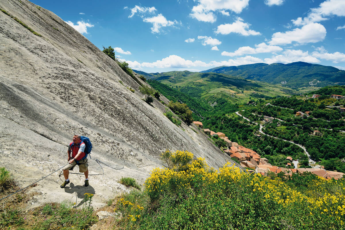 On ne peut grimper sur les rochers abrupts dominant Castelmezzano qu’à l’aide d’un câble en acier.