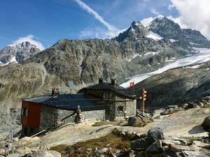 Die Coazhütte liegt am Fusse des Berninamassivs und bietet eindrückliche Blicke auf Gletscher und das Rosegtal.