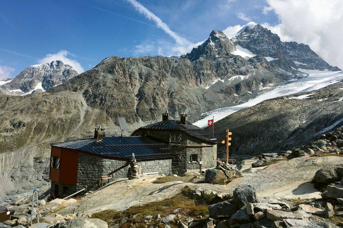 Die Coazhütte liegt am Fusse des Berninamassivs und bietet eindrückliche Blicke auf Gletscher und das Rosegtal.