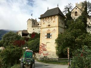 Die Churburg thront stolz über Schluderns.