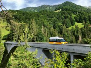 Für den Besuch des Bergdorfes Schuders lässt man das Wohnmobil besser im Tal stehen und steigt auf das Postauto um.