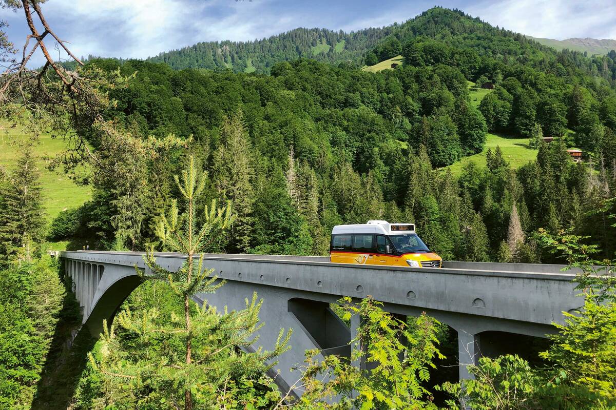 Für den Besuch des Bergdorfes Schuders lässt man das Wohnmobil besser im Tal stehen und steigt auf das Postauto um.