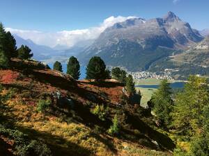 Vue du Hahnensee sur les lacs de Silvaplana, Sils et Champfer, en Haute-Engadine.