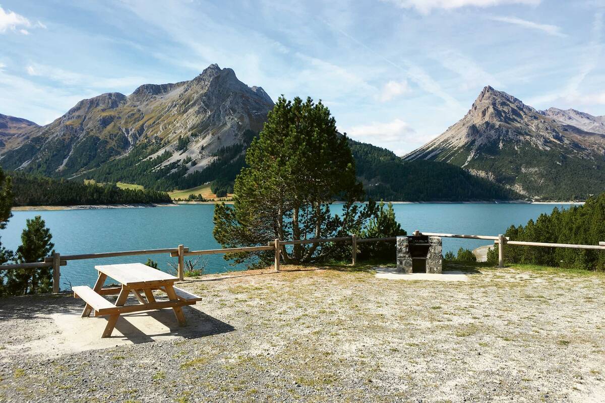 Place de pique-nique au bord du Lago di Cancano. La région est très bien aménagée pour le tourisme.